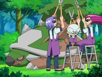 EP569 Team Rocket podando a Torterra