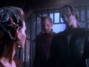Dukat bring Odo zu Vaatrik Pallra