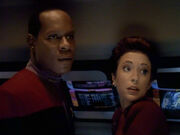 Sisko und Kira bemerken Schild um Subraumrelaisstation