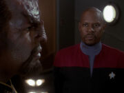 Sisko lehnt Worfs Austritt aus Sternenflotte ab