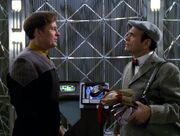 Der Doktor streitet mit dem Hologramm von Barclay