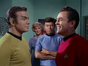 McCoy präsentiert Kirk als Romulaner