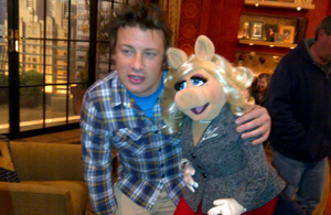 TheChew-MissPiggy-JamieOliver-(2011-11-16)