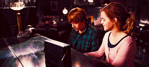 http://static3.wikia.nocookie.net/__cb20130413221345/degrassi/images/1/18/Ron-and-Hermione-GIF-harry-potter-28884196-500-224.gif