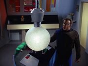 Kirk bei der Tarnvorrichtung