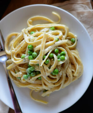 Healthy-Alfredo-Pasta-with-Peas