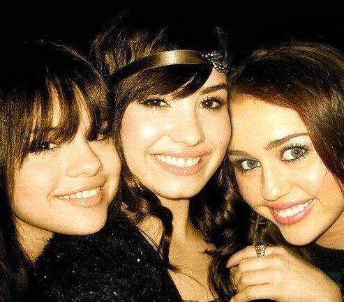 Selena-Demi-Miley-3-miley-cyrus-17131331-493-433.jpg