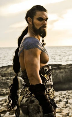 https://static3.wikia.nocookie.net/__cb20110626031735/gameofthrones/images/thumb/1/1f/Drogo_1x01b.jpg/250px-Drogo_1x01b.jpg